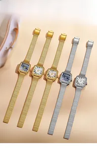 Détail de montres à quartz carrées vintage avec bracelets en maille et chiffres romains