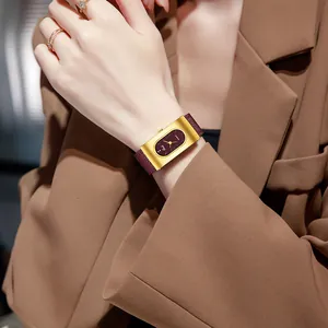Montre à quartz rétro pour femme avec boîtier doré rectangulaire et bracelet en cuir bordeaux