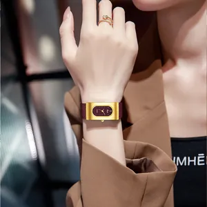 Montre rectangulaire dorée élégante avec bracelet en cuir bordeaux et bague coeur