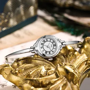 Montre bracelet argentée élégante avec cadran romain blanc sur support vintage