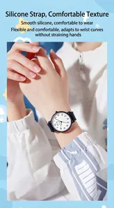 Dettaglio dell'orologio bianco con orso e cinturino in silicone nero di alta qualità