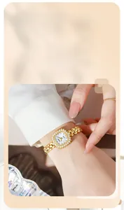Vue macro de la montre GEDI avec boîtier carré en strass et cadran en nacre