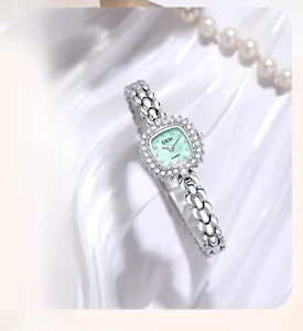 Détail de la montre bracelet GEDI argentée avec cadran vert menthe et lunette sertie