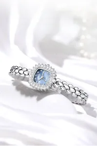 Détail d'une montre GEDI argentée avec cadran bleu clair et boîtier serti de strass