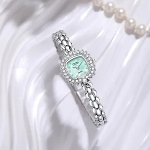 Montre tournesol argentée avec cadran vert menthe et strass sur soie blanche