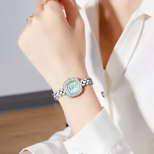 Montre bracelet argentée pour femme avec cadran vert menthe et lunette sertie de zircons