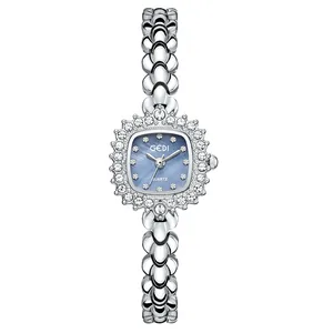 Montre élégante argentée pour femme avec cadran bleu nacré et lunette en cristal