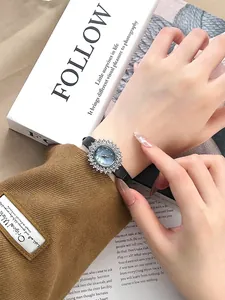 Detail der luxuriösen Strass-Sonnenblumen-Uhr mit ovalem Zifferblatt und Lederarmband