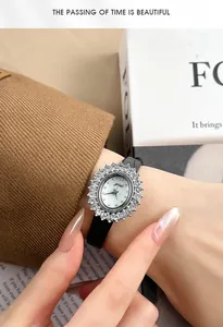 Detail der eleganten silbernen Sonnenblumen-Lünette mit Kristallen und Lederarmband