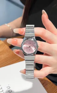 Detailansicht einer silbernen Edelstahl-Damenuhr mit rosa Zifferblatt und Diamant-Indizes