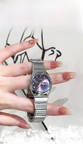Detail der GEDI Silberuhr mit lila Zifferblatt und glänzenden Kristallmarkierungen