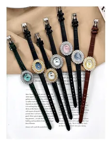 Details von luxuriösen Damen-Quarzuhren mit Sonnenblumen-Diamantlünetten und Lederarmbändern