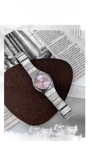 Detail der GEDI Damen-Quarzuhr mit rosa Zifferblatt und silbernem Metallarmband