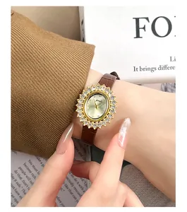 Detailansicht der Sonnenblumen-Armbanduhr mit Strasssteinen und braunem Lederband