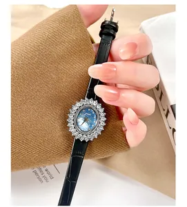 Detail der Sonnenblumen-Strass-Lünette und des blauen Perlmutt-Zifferblatts der Damenuhr