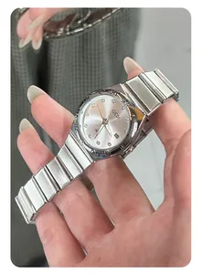 Detailansicht der GEDI Uhr mit Sonnenschliff-Zifferblatt und gravierter römischer Lünette