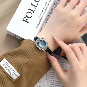 Elegante ovale Quartzuhr mit Diamantlünette und schmalem schwarzem Lederarmband für Damen