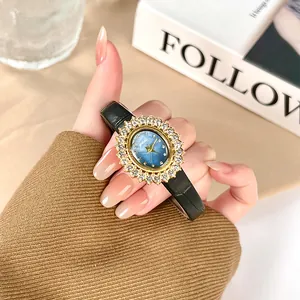 Elegante goldene ovale Damenuhr mit Strass-Lünette und schwarzem Lederarmband