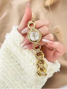 Dettaglio dell'orologio a bracciale Gedi dorato con lunetta in strass da donna