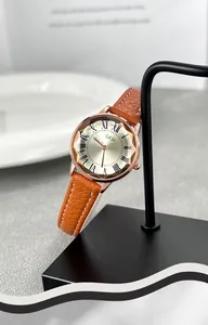 Dettaglio della cassa poligonale in oro rosa con cinturino in pelle marrone in esposizione