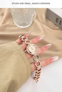 Orologio a bracciale al quarzo in oro rosa con cristalli scintillanti e cinturino a catena