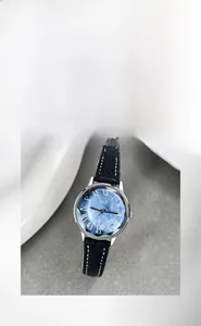 Dettaglio orologio donna GEDI con quadrante marmo blu, numeri romani e cinturino in pelle