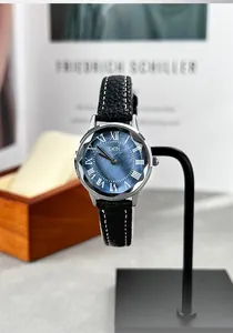 Dettaglio dell'orologio GEDI con quadrante blu, vetro sfaccettato e cinturino in pelle nera