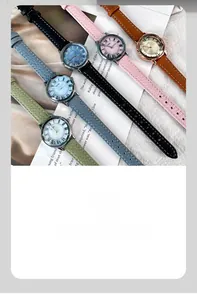 Dettaglio di eleganti orologi al quarzo con vetro sfaccettato e cinturini in pelle