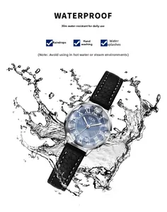 Dettaglio dell'orologio GEDI con quadrante blu e spruzzi d'acqua per impermeabilità 30m
