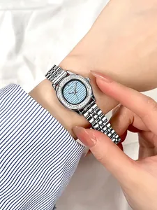Gros plan d'une montre à quartz argentée pour femme avec cadran bleu clair et cristaux