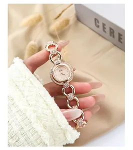 Dettaglio ravvicinato dell'orologio Gedi oro rosa con lunetta impreziosita da strass
