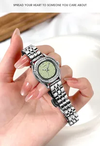 Vue détaillée du bracelet en métal argenté et du cadran vert orné de diamants
