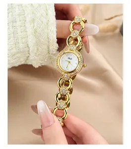 Dettaglio ravvicinato dell'orologio di lusso Gedi dorato con diamanti e bracciale gioiello