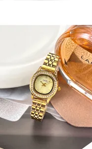 Détail d'une montre de luxe dorée avec lunette en diamants et cadran texturé or