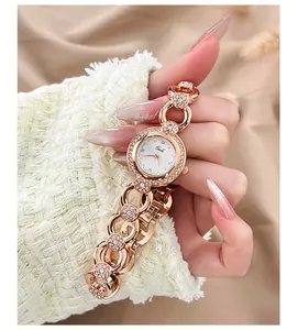 Dettaglio dell'orologio a catena Gedi oro rosa con indici in diamante e quadrante bianco