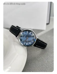 Dettaglio dell'orologio GEDI con quadrante blu navy e cinturino in pelle nera