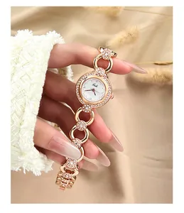 Dettaglio dell'orologio a bracciale Gedi in oro rosa con eleganti cristalli incastonati