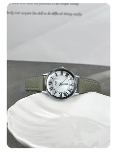Dettaglio dell'orologio GEDI con cinturino verde e quadrante in madreperla lucida