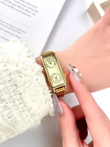 Détail de la montre Gedi dorée à double cadran avec bracelet en maille milanaise