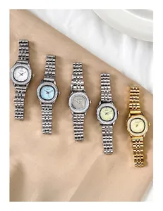 Vue détaillée de montres à quartz de luxe avec lunettes strass et bracelets en acier