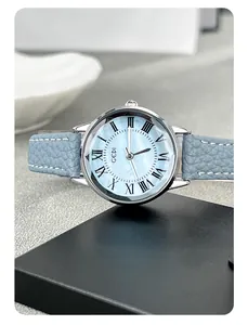 Dettaglio del quadrante azzurro con numeri romani e cinturino in pelle blu dell'orologio