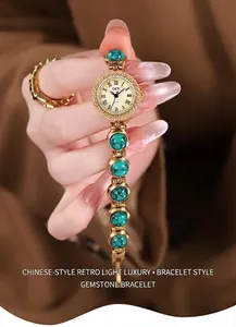 Gros plan détaillé d'une montre à quartz rétro dorée avec maillons en pierre turquoise