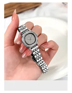 Gros plan détaillé d'une montre à quartz argentée tonneau avec lunette sertie de diamants
