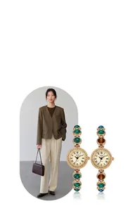 Gros plan sur une montre à quartz vintage avec lunette dorée et bracelet en œil de chat