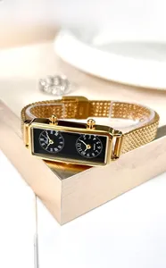 Détail de la montre Gedi à double cadran rectangulaire avec bracelet en maille dorée