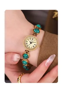 Détail de la montre GEDI à quartz avec bracelet doré et perles en pierre d'œil de chat