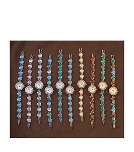 Détail de montres à quartz vintage avec divers bracelets en pierres précieuses et perles