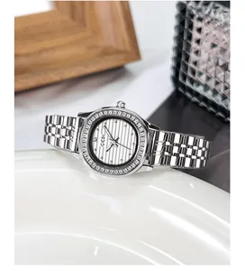 Vue macro détaillée d'une montre à quartz argentée avec lunette en diamant et acier
