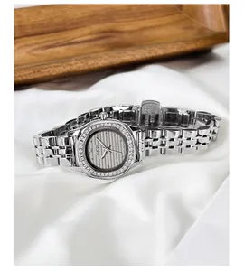 Montre à quartz argentée pour femme avec lunette en cristal sur tissu en soie blanche