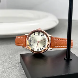 Orologio vintage da donna in oro rosa con vetro sfaccettato e cinturino in pelle marrone